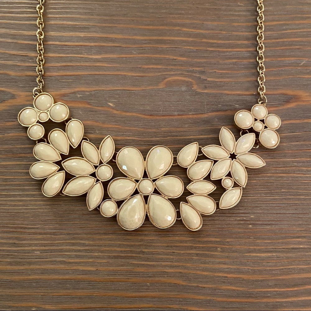 Francesca’s | Floral Statement Necklace Cream - Picture 2 of 4